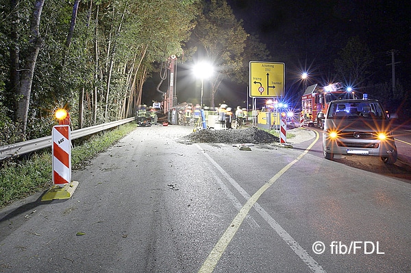 Baustellenabsperrung übersehen, PKW nimmt Sandhaufen als Sprungschanze und landet mitten in der Baustelle zwischen Baumaschinen, drei Personen Verletzt; B304 St. Georgen im LKR Traunstein, 8.9.16 ca. 21:30 Uhr Ein Verkehrsunfall bei dem 3 Personen mittelschwere Verletzungen erlitten ereignete sich am heutigen Abend gegen 21.30 Uhr auf der B 304 bei St. Georgen. Ein Subaru aus dem Kreis Altötting war aus Richtung Traunstein kommend unterwegs auf der B 304 in Fahrtrichtung Altenmarkt. Kurz vor der Kreuzung in St. Georgen befindet sich derzeit eine Baustelle, bei der eine Brücke erneuert wird. Hier ist die Bundesstraße komplett gesperrt und der Verkehr wird über eine Behelfsbrücke neben der B 304 umgeleitet. Dies übersah der 68 jährige Fahrer wohl und fuhr geradeaus in die Baustelle hinein. Das Auto wurde dann von einem Sandhaufen ausgehebelt, in die Luft geschleudert und prallte anschließend mit voller Wucht schräg an zwischen einen Bagger und Betonteilen. Hierbei wurden die drei männlichen Insassen mittelschwer verletzt. Sie schafften es aber, sich selbstständig aus dem Wrack zu befreien. Alle Drei wurden an der Unfallstelle durch das BRK und den anwesenden Notarzt Erstversorgt und anschließend ins Klinikum nach Traunstein gefahren. Die Freiwillige Feuerwehr aus Stein an der Traun war mit 25 Mann im Einsatz. Diese regelten den Verkehr, leuchteten die Unfallstelle aus und halfen bei der Bergung des Fahrzeuges. Auch die Feuerwehr aus Matzing wurde noch zur Verkehrsregelung nach alarmiert. Die Polizei aus Traunreut hat den Unfall aufgenommen. Das Fahrzeug erlitt einen Totalschaden und musste abgeschleppt werden.