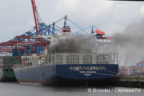 Großbrand auch Frachter im Hamburger Hafen. Foto: Bründel/CitynewsTV