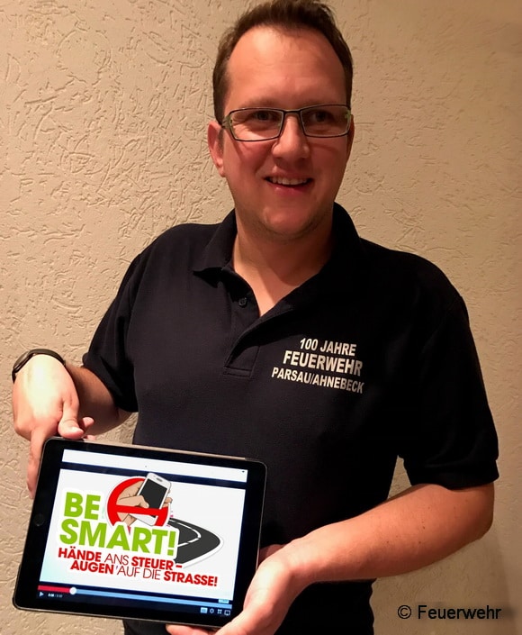 Dennis Lenke, Pressewart der Feuerwehr parsau/Ahnebeck zeigt den Videoclip zur Kampagne "Be Smart" auf einem Tablet. Foto: Feuerwehr
