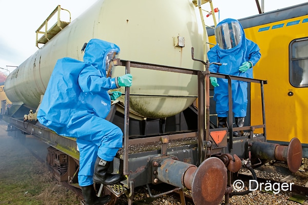 Bei der Feuerwehr zählt der gasdichte Chemikalienschutzanzug mit innen getragener Atemluftversorgung zum Standard. Sie bieten die größtmögliche chemische und mechanische Beständigkeit. Symbolfoto: Dräger