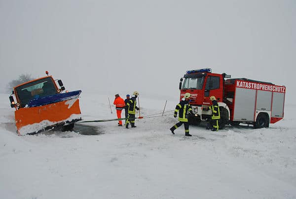 Die Feuerwehr Meißen befreit mit Hilfe eines Rüstwagen ein Räumfahrzeug. Foto: Christoph Ruppert