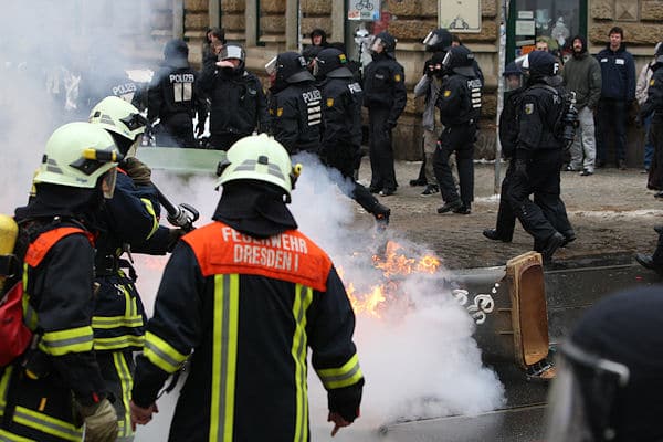 Paralleler Einsatz von Polizei und Feuerwehr bei einer Demonstration in Dresden. Die Gewerkschaft ver.di fordert eine klare Abtrennung. Foto: News5