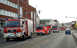 Im geschlossenen Fahrzeugkorso fährt die Feuerwehr Siegen zu ihrer neuen Wache. Foto: Henning Prill