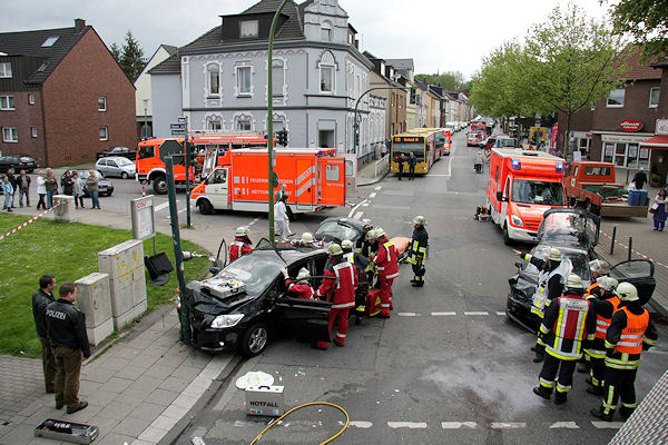 Unter den Augen zahlreicher Gaffer kümmert sich die Feuerwehr Essen um einen schwer verletzten Autofahrer. Foto: Mike Filzen/Feuerwehr