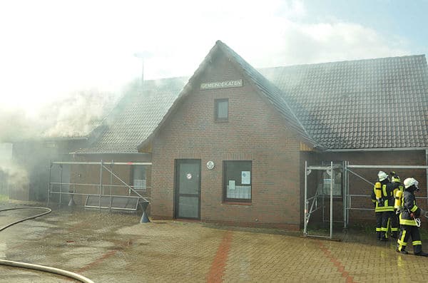 Dachstuhlbrand im Feuerwehrhaus Lüchow (Kreis Herzogtum Lauenburg). Foto: Christian Nimtz