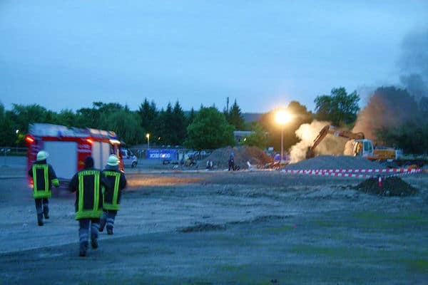 Unmittelbar nach der Explosion: Feuerwehrkräfte eilen zum Krater, Rauch steigt auf. Foto: FM