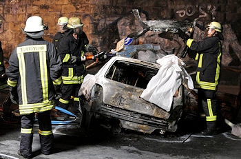 Feuerwehrkräfte bergen den getöteten Fahrer. Foto: Frank Bock