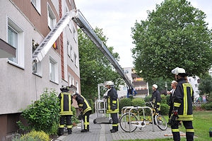 Der Kran-Ausleger hat das Gebäude getroffen. Foto: Polizei