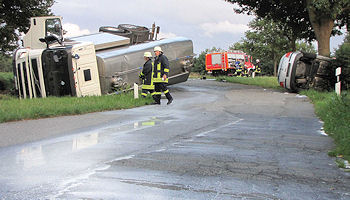 Aus einem verunglückten Tankwagen läuft Milch aus. Foto: Holger Bauer