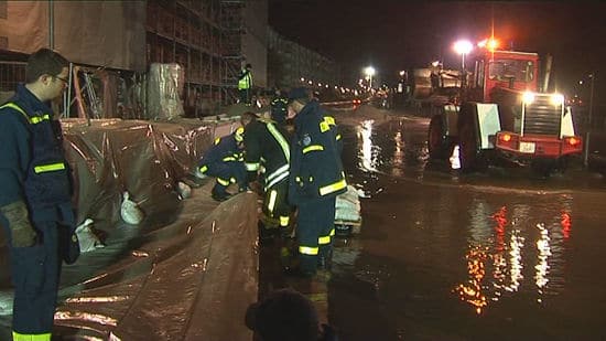 Hochwasser in Frankfurt - der Pegel des Main steigt. Feuerwehr und THW errichteten am Dienstag Sandsack-Deiche. Foto: Nonstopnews