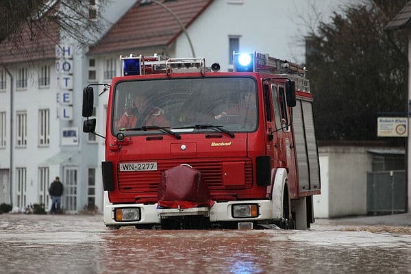 Hochwasser in Backnang: Die Feuerwehr bahnt sich ihren Weg durch die gesperrte Stadt. Foto: Benjamin Beytekin