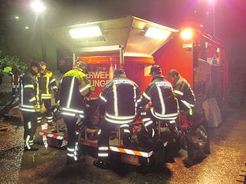 Der Abrollbehälter-Sandsackfüllanlage der Feuerwehr Reutlingen wird in Winnenden zum Einsatz gebracht. Foto: Feuerwehr Reutlingen