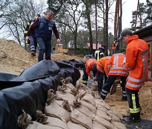 In Bleckede wird ein Notdeich aus Sandsäcken errichtet. Foto: Schmidt/Feuerwehr