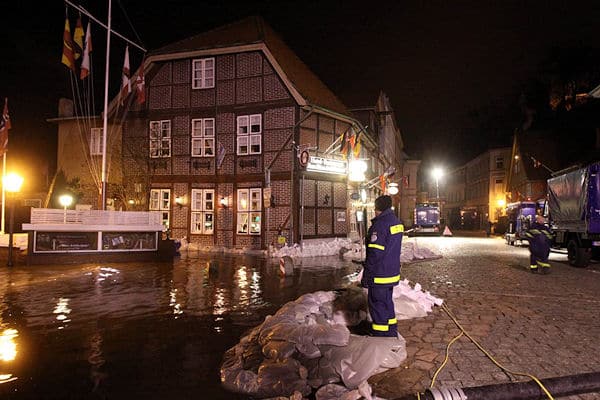 Tag und Nacht sind Feuerwehr und THW wegen des Hochwassers an der Elbe in Lauenburg im Einsatz. Foto: Timo Jann