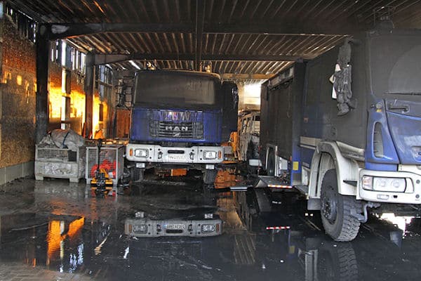 Feuer beim THW in Bad Oldesloe: Ein Fahrzeug brannte aus, weitere wurden stark beschädigt. Foto: Oliver Renter Feuer beim THW in Bad Oldesloe: Ein Fahrzeug brannte aus, weitere wurden stark beschädigt. Foto: Oliver Renter