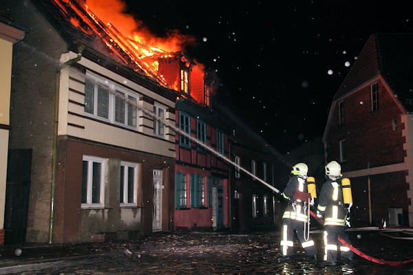 Großbrand in Röbel/Müritz: die Feuerwehr bekämpft einen offenen Dachstuhlbrand. Foto: Radtke