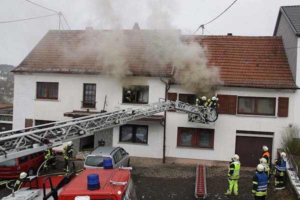 Brand in Hangard: Die Einsatzstelle befindet sich unmittelbar neben dem Gerätehaus der freiwilligen Feuerwehr. Foto: Christopher Benkert