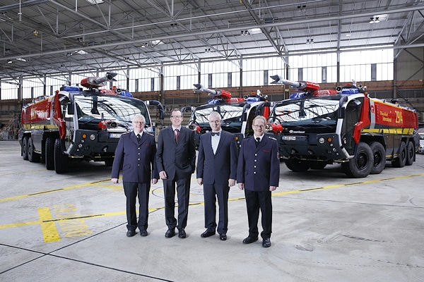 Flughafenfeuerwehr Düsseldorf: Über die Indienststellung von drei FLF vom Typ Panter (8x8) freuen sich Thomas Jeziorek (Leiter Flughafenfeuerwehr), Christoph Blume (Sprecher Geschäftsführung), Thomas Poos (Leiter Zentralbereich Personal/Sicherheit) und Wolfgang Bähren (Stv. Leiter Flughafenfeuerwehr). Foto: Flughafen Düsseldorf