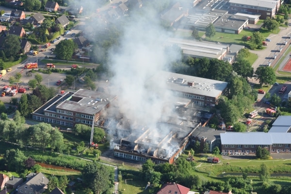 Millionenschaden: Ein Großfeuer vernichtete am Freitag große Teile der Kooperativen Gesamtschule in Wittmund. 300 Einsatzkräfte waren stundenlang im Einsatz. Foto: Polizei