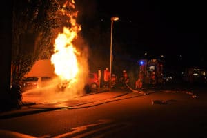 Fahrzeugbrand in Bruchsal (Archivfoto): Auch die Feuerwehr muss bei einem Pkw-Brand mit dem Austritt des Kältemittel "R1234yf" rechnen. Foto: Heinold/Feuerwehr