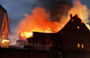 Großbrand in Beverungen: Bei dem Feuer im Ortsteil Drenke brannt ein alter Bauernhof. Foto: Polizei