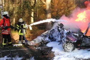 Unfall auf der B 214 zwischen Wietze und Ovelgönne. Der Fahrer starb. Foto: Thies/Feuerwehr