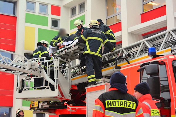 In Drehleiter eingeklemmt: Kollegen retten einen verletzten Feuerwehrmann in Hamburg. Foto: Lars Ebner