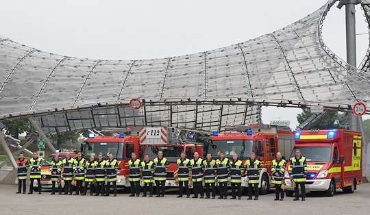 Feuerwehr München: Gruppenfoto mit Löschzug der Feuerwache 7 (Milbertshofen) vor der Olympiahalle. Foto: Michael Rüffer