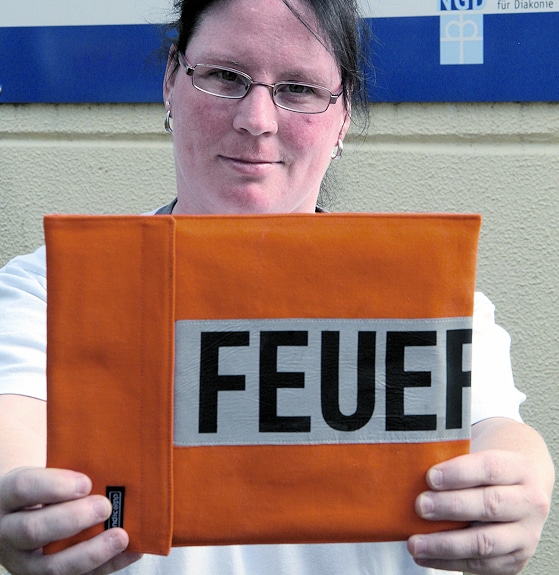 Feuerwehr-iPad-Hülle - auch für Tablets gibt es Taschen aus Feuerwehrjacken. Foto: Jann