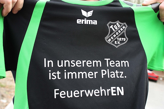 Feuerwehrtrikot mit dem Slogan: "In unserem Team ist immer Platz. Foto: Arndt/Feuerwehr