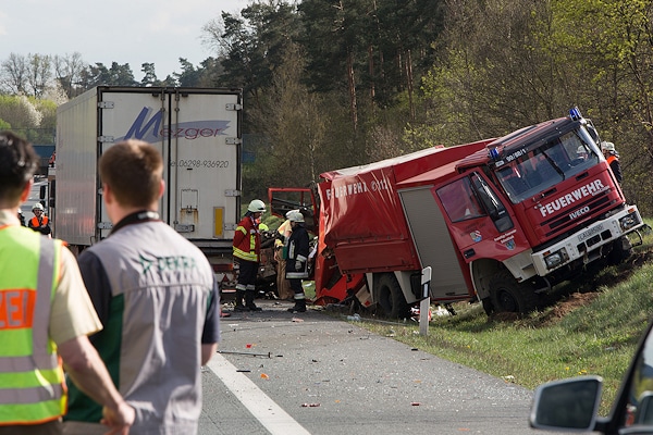 Unfall mit Feuerwehrfahrzeug auf der A 9: ein Lkw war gegen diesen Schlauchwagen geprallt. Foto: News5/Göppert