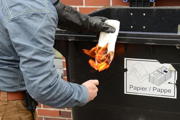 Symbolfoto: Brandstiftung durch ein Feuerwehrmitglied. In Niedersachsen wird um die verpflichtende Abfrage eines polizeilichen Führungszeugnisses diskutiert. Foto: Preuschoff