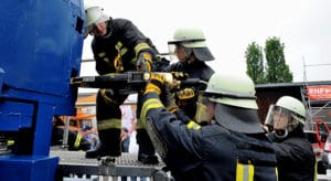 Ausbildung mit dem Spreizer: Der Einsatz des Spreizers (SP 60) verlangt Teamarbeit. Das Gerät wiegt rund 20 Kilogramm. Foto: Scheer