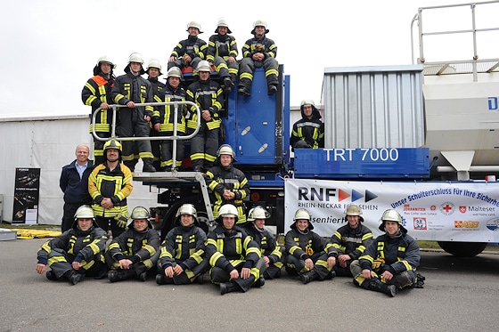 Berufsfeuerwehr Ausbildung in Ludwighafen: Der Grundlehrgang mit Ausbildungsleiter Frank Bohm (in Uniform) mit ihren Ausbildern. Foto: Scheer