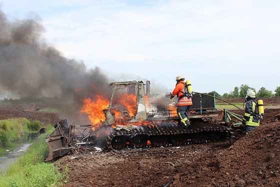 Brand einer Pistenraupe, die Feuerwehr Wiesmoor löscht. Foto: Feuerwehr