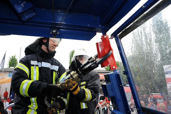 TRT 7000: Mittels hydraulischer Rettungsschere wird die A-Säule, hier am Simulator durch das rote Blechstück dargestellt, in einem Winkel von ca. 45 Grad von innen nach außen durchgeschnitten. Foto: Scheer