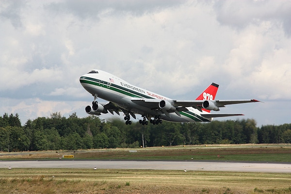 Der Evergreen Supertanker, hier im Juli 2009 auf dem Flughafen Hahn. Diese Maschine wurde bereits verschrottet - nun soll es einen Nachfolger geben. Foto: Klöpper