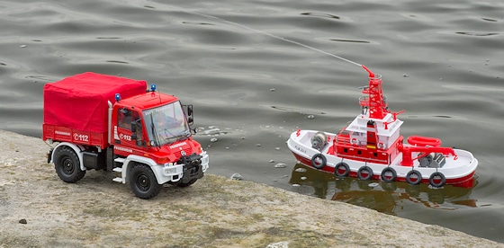 Die Carson RC-Modelle: Feuerwehr-Unimog und Löschboot. Foto: Rüffer