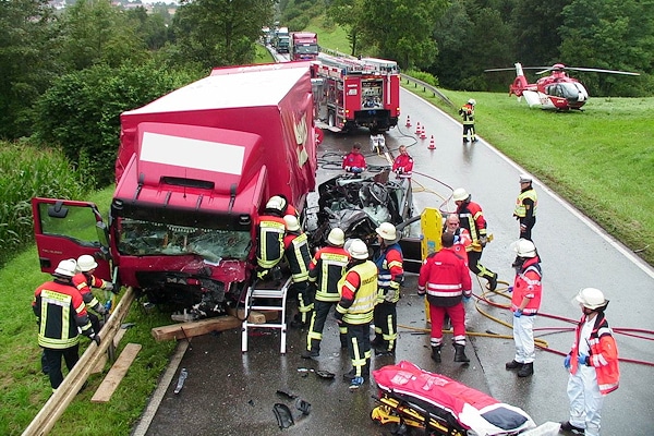 Unfall auf der B 31 bei Überlingen. Foto: Feuerwehr