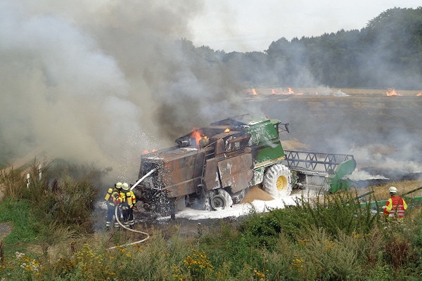 Brand: Ein Mähdrescher und ein Feld stehen bei Maschen in Flammen. Foto: Köhlbrandt/Feuerwehr
