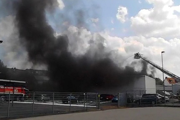 Brand nach einem Flugzeugabsturz in Bremen. Foto: Nonstopnews