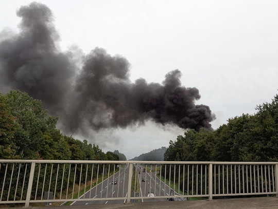 Rauchwolke über der Einsatzstelle. Foto: Köhlbrandt/Feuerwehr