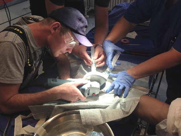 Konzentration pur. Im Norder Krankenhaus schneiden Feuerwehrleute und Krankenschwestern einen Ring mit einem Winkelschleifer behutsam von einem geschwollenen Finger. (Foto: Thomas Weege)