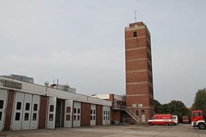 An diesem Schlauchturm stürzte während einer Übung ein Höhenretter der BF Rostock ab. Foto: Stefan Tretropp