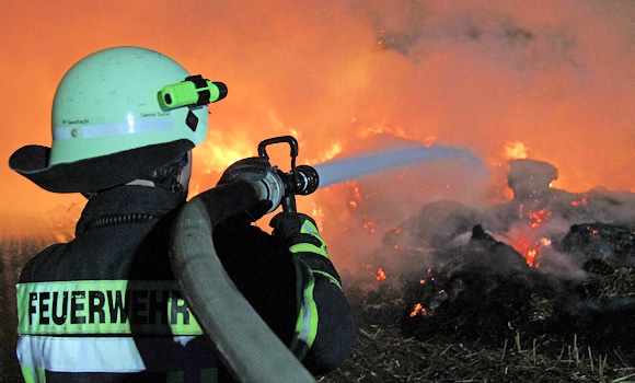 Die letzte Tat der beiden Brandstifter: Die Reihe von Strohballen-Bränden in der Nacht zum Montag in Grünhof. Foto: Timo Jann