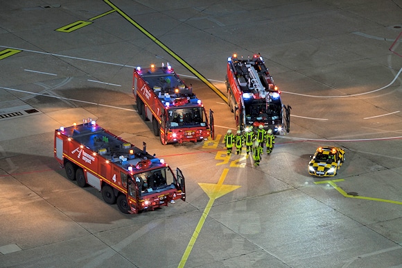 Flughafenfeuerwehr Hannover: FLF auf dem Vorfeld. Foto: Hannover Airport / Reinecke