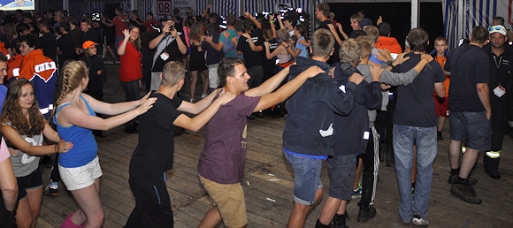 Fester Bestandteil jedes Feuerwehrfestes oder jedes Zeltlagers sind Musikveranstaltungen oder Disco-Abende. Dafür wünschen sich sehr viele Aktive eine allgemein anerkannte "Offizielle Feuerwehrhymne". Foto: DJF
