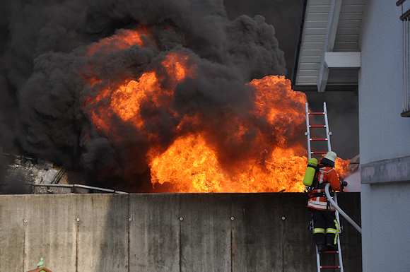 Großbrand bei Welzheim: Kunststoff gibt dem Feuer immer neue Nahrung. Foto: Andreas Rosar