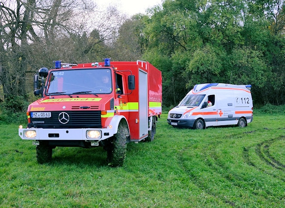 Ein Schlauchwagen auf Unimog-Fahrgestell zieht den Rettungswagen aus dem Matsch. Foto: Mücke