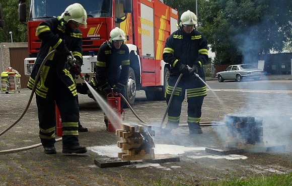 Symbolfoto: Praxisübung zum Vergleich Netzmittel und Wasser als Löschmittel (Szene aus Feuerwehr-Magazin-DVD "Brandbekämpfung mit Schaum"). Foto: Hegemann